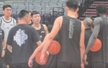 看看都有谁？辽篮媒体日：主帅杨鸣率队员进行热身训练