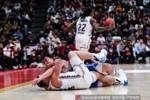 难顶🤣洛夫顿INS：CBA球员犯规也太多了 他们就是一直在打人